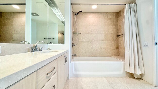 Building Photo - 2 BED/2 BATH FURNISHED UNIT AT HIGHLY DESI...