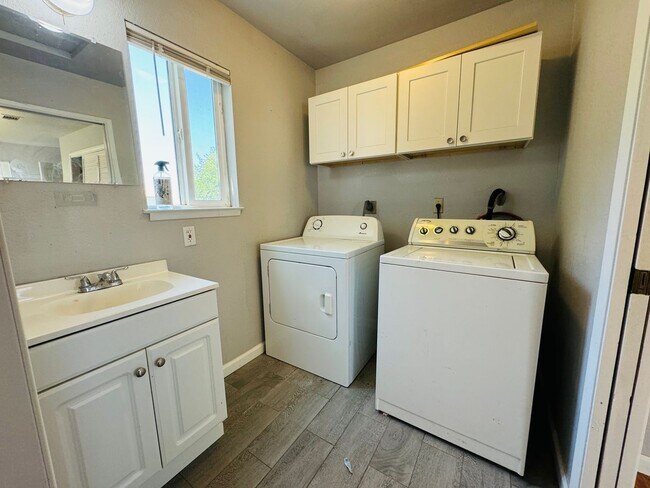 Building Photo - Coming Soon! Cute Two Bed, Two Bath Countr...