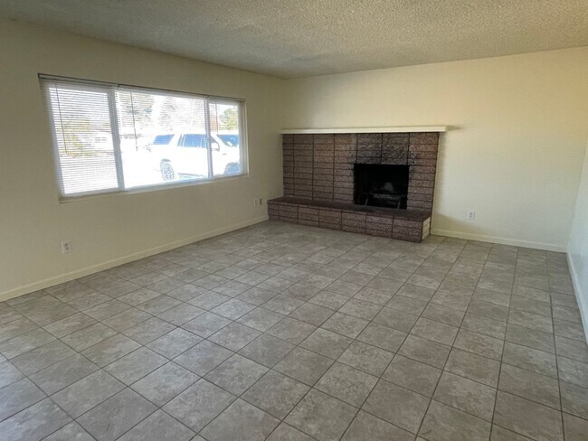 Building Photo - Apple Valley Home 4 Bedrooms, 2 Bathrooms,...