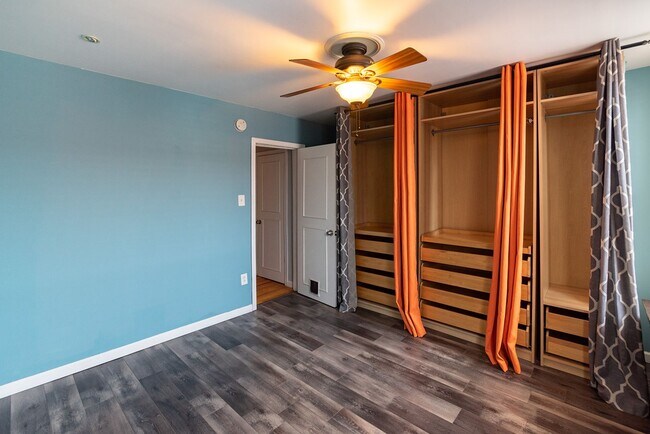 Building Photo - Three Bed Newbold Townhome