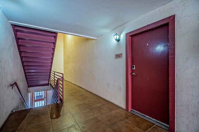 Building Photo - Walking Distance to ASU!