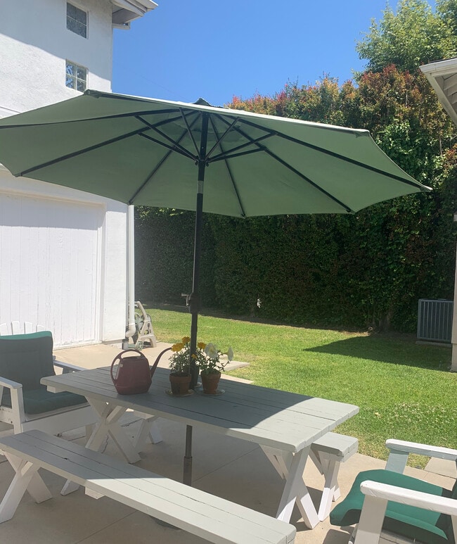 Gas BBG and picnic area to enjoy - 2330 Malcolm Ave