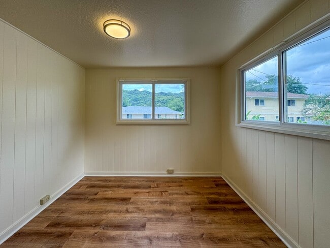 Building Photo - AVAILABLE NOW. 2BD/1BA/2PKG. Upstairs unit...