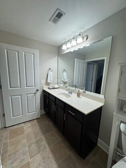 Building Photo - 8205 Lenox Creekside Dr