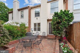 Building Photo - Townhome in Pinecrest