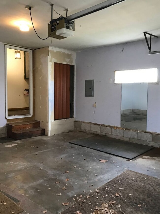 Building Photo - Charming Springfield home off South Campbell