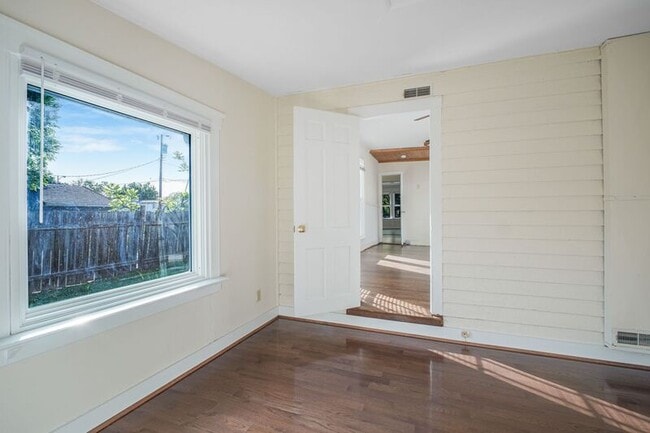 Building Photo - 307 Hawke St