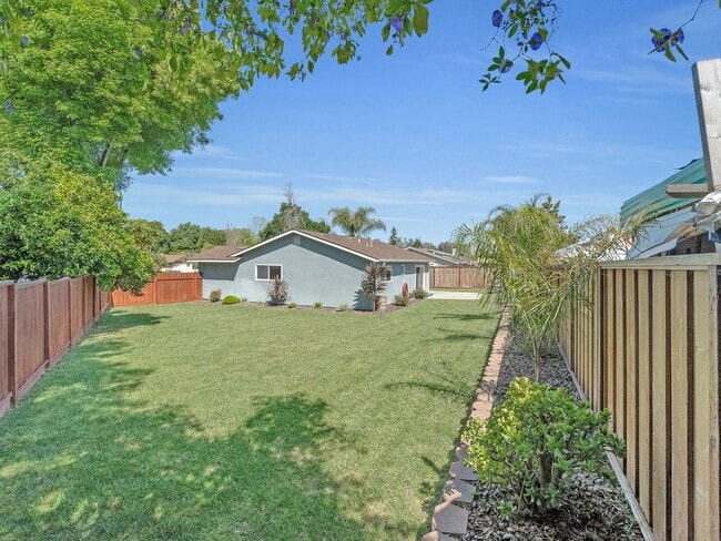 Building Photo - 4 Bed 2 Bath with Beautiful Large Yard!!