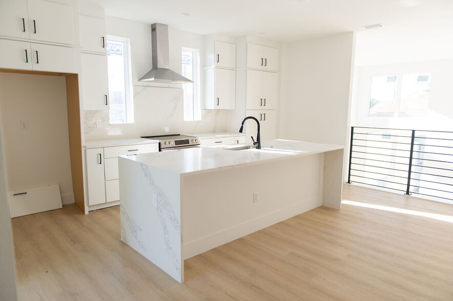 Building Photo - 3820 Pompano Dr SE