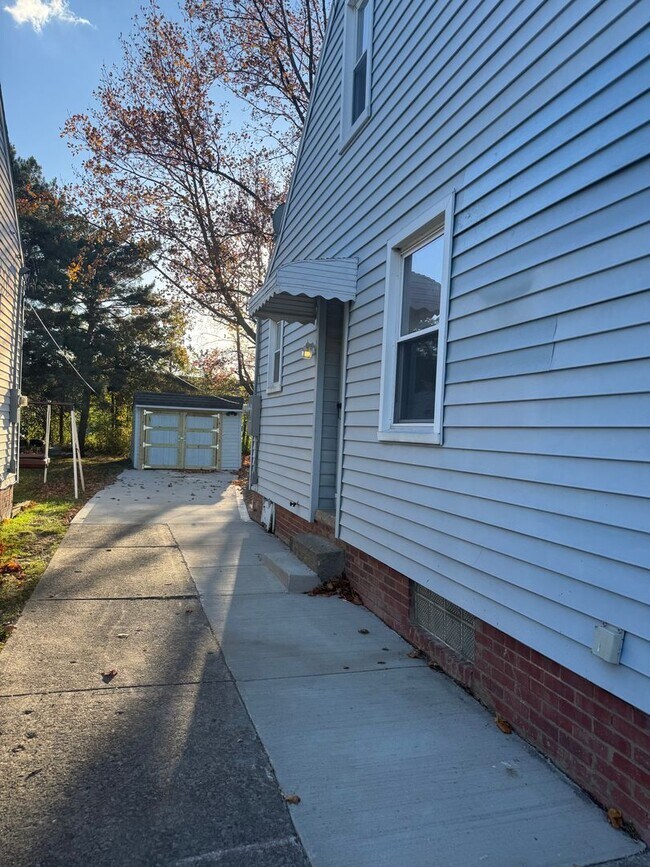 Building Photo - Newly updated 3 bd house in Euclid- NO VOU...