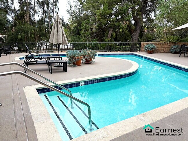 Building Photo - Spacious 2-Bedroom Upper-Level Condo in Pr...