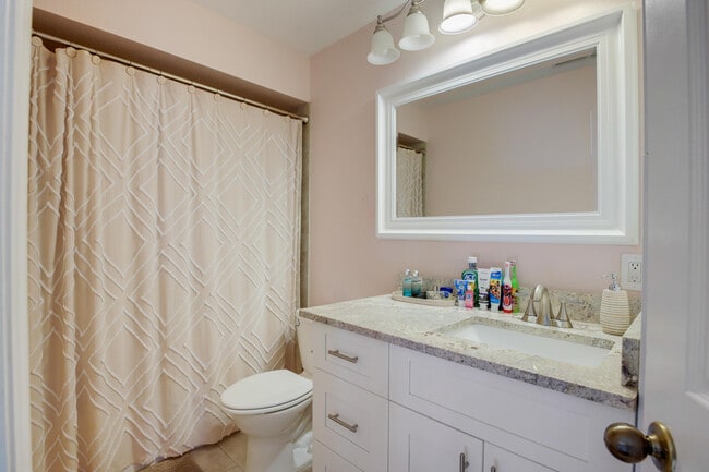 Building Photo - 3875 Circle Lake Dr