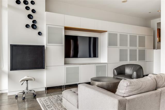 Building Photo - 2430 Victory Park Ln