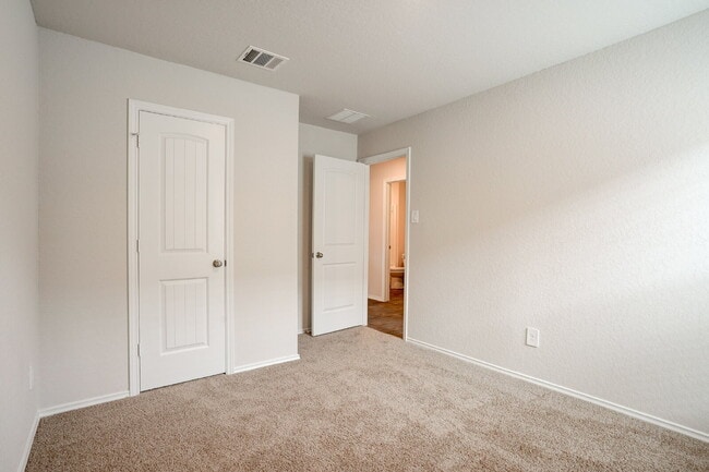 Building Photo - "Charming 3-Bedroom Oasis on Roanwood Drive with 2 Full Baths – Your Spacious Retreat Awaits in S...