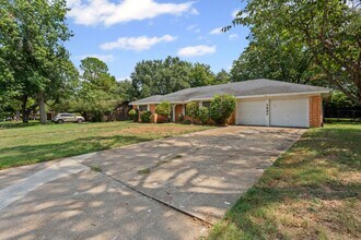 Building Photo - Classic in Cleburne
