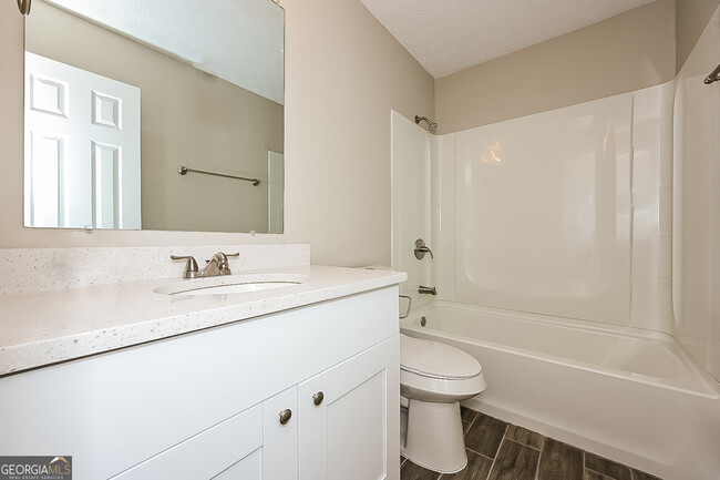 Building Photo - 402 Hawthorne Cir