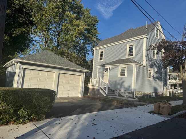 Building Photo - 208 Beach St