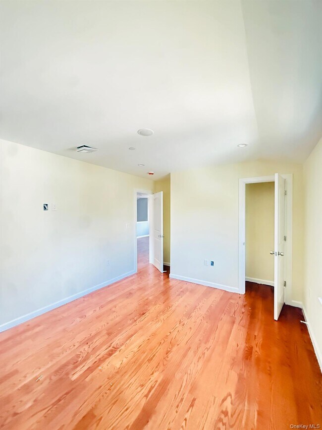 Building Photo - 139-22 Lakewood Ave