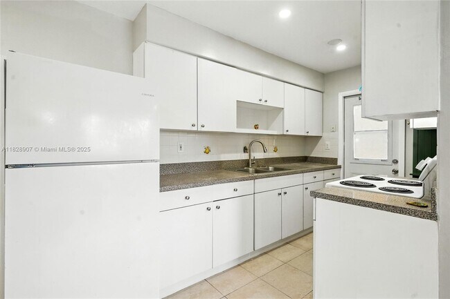 Building Photo - 2085 NE 169th St