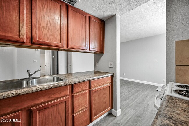 Building Photo - 3141 E Cypress St