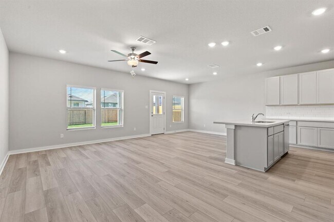 Building Photo - 220 Lazy Lizzy Rd