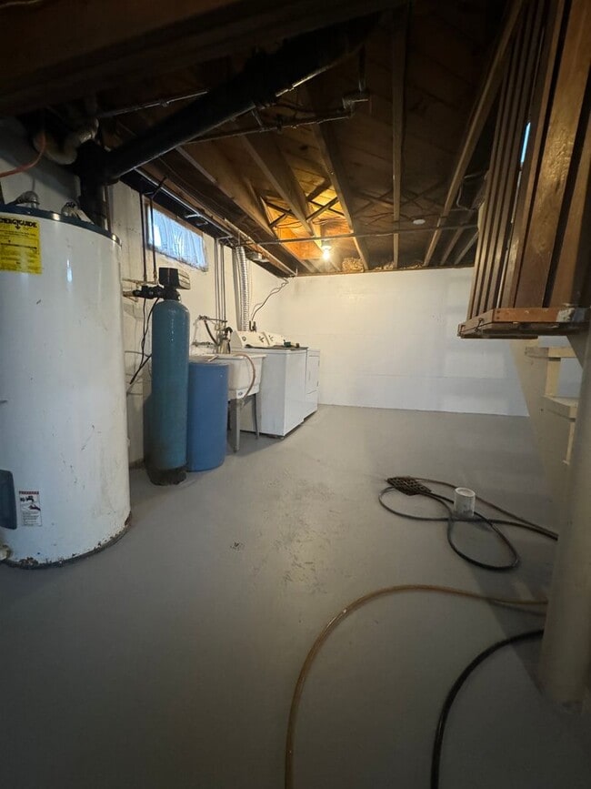 Building Photo - Beautiful 3 Bedroom 1 Bath Ranch Style Single Family Home!