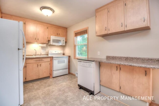 Building Photo - 2717 Lawndale Dr