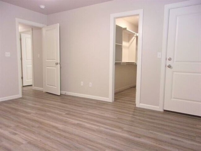 Building Photo - 3 Bed 2 Bath 2 Car Duplex in Chisholm Cree...