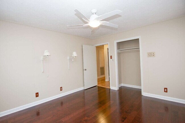 Building Photo - Retro Ranch only minutes from downtown Sou...