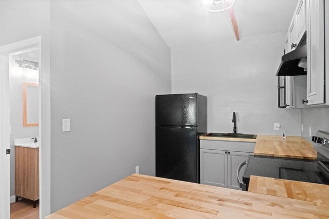 Building Photo - OWNER  PAYS UITLITES!!!