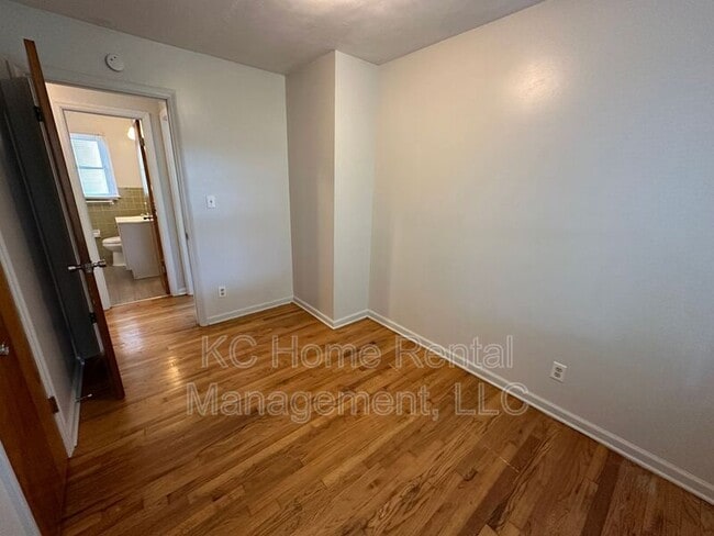 Building Photo - 5911 Farley Ave