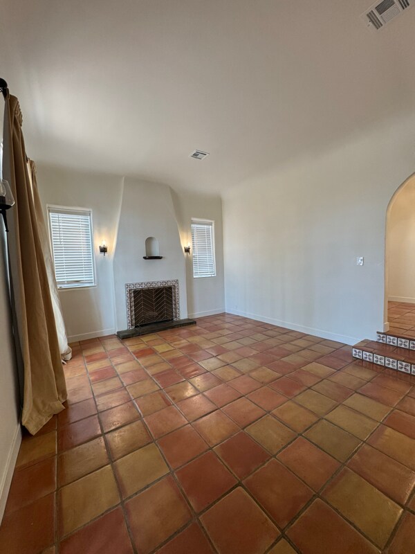 Building Photo - 1529 W Lynwood St