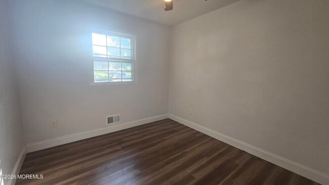 Building Photo - 8 Oak Leaf Ln