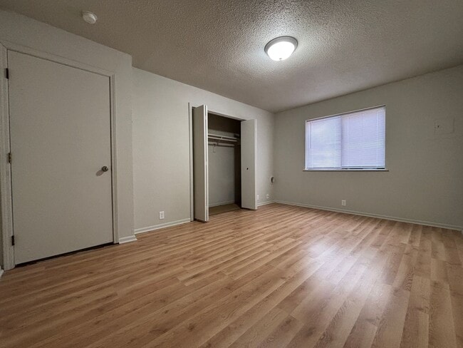 Building Photo - Renovated 1 Bedroom, 1 Bath Apartment at t...