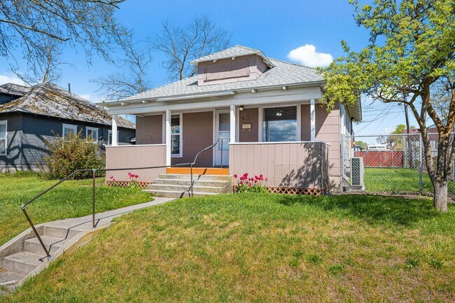 Building Photo - Charming& Updated Northeast Home!