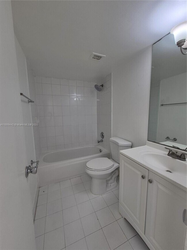 Building Photo - 9320 Fontainebleau Blvd