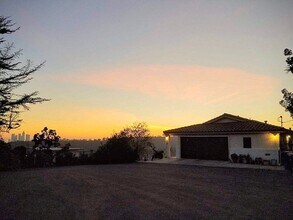 Building Photo - Gorgeous 5 Bed House - Amazing View!