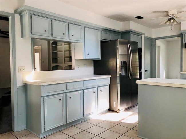 Building Photo - 2123 Lakeville Dr
