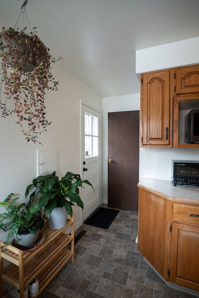 Building Photo - 180 Estes St