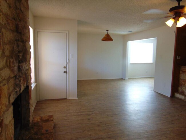 Building Photo - 604 Mistywood Cir