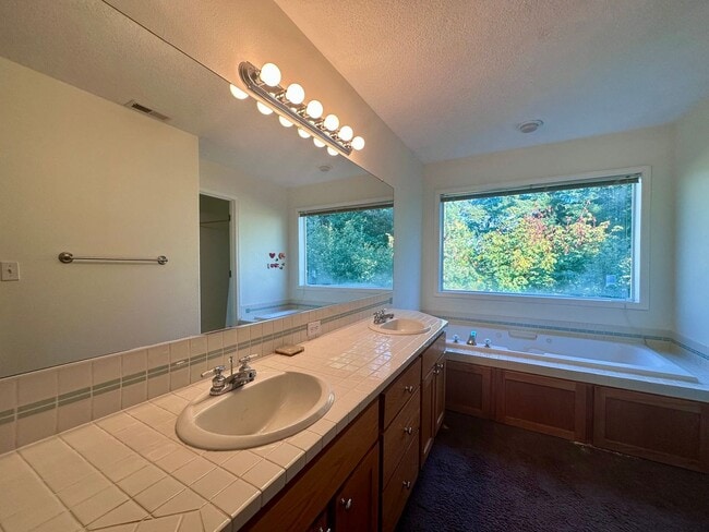 Building Photo - Charming Duplex 3 Bed 2 Bath w/ Double Car Garage and a Beautiful View in Portland!
