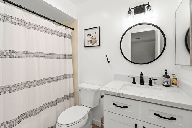 Building Photo - Spacious 2 Bed, 2 Bath Condo Near Downtown...