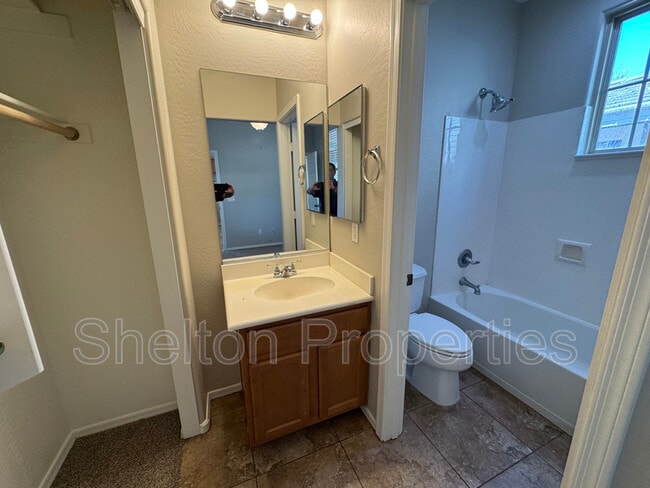 Building Photo - 21060 W Elm Way Ct