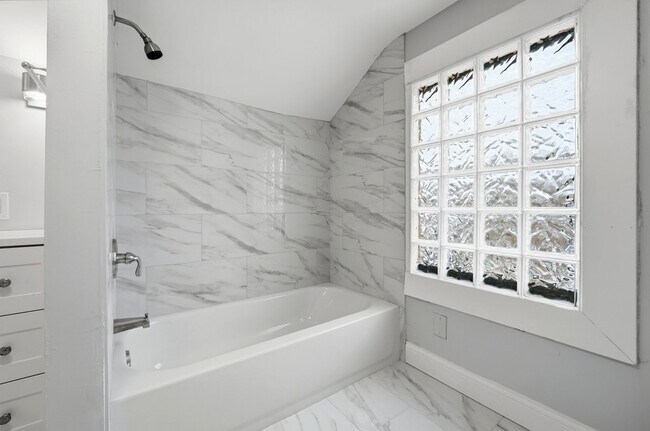 Building Photo - Three Bedroom Home in Hamilton!