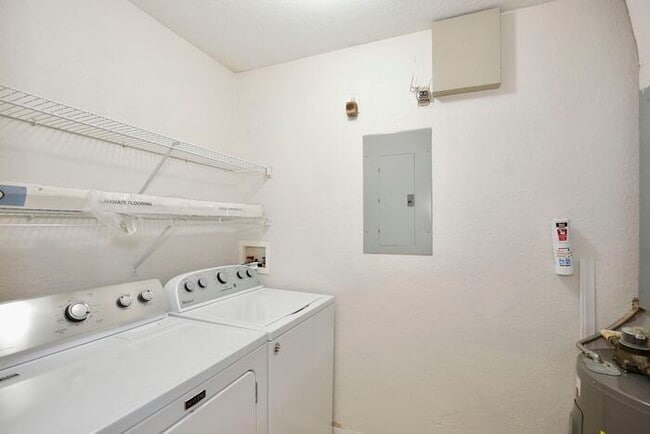 Building Photo - Stylish 3/2 Corner-Unit Condo with Resort ...
