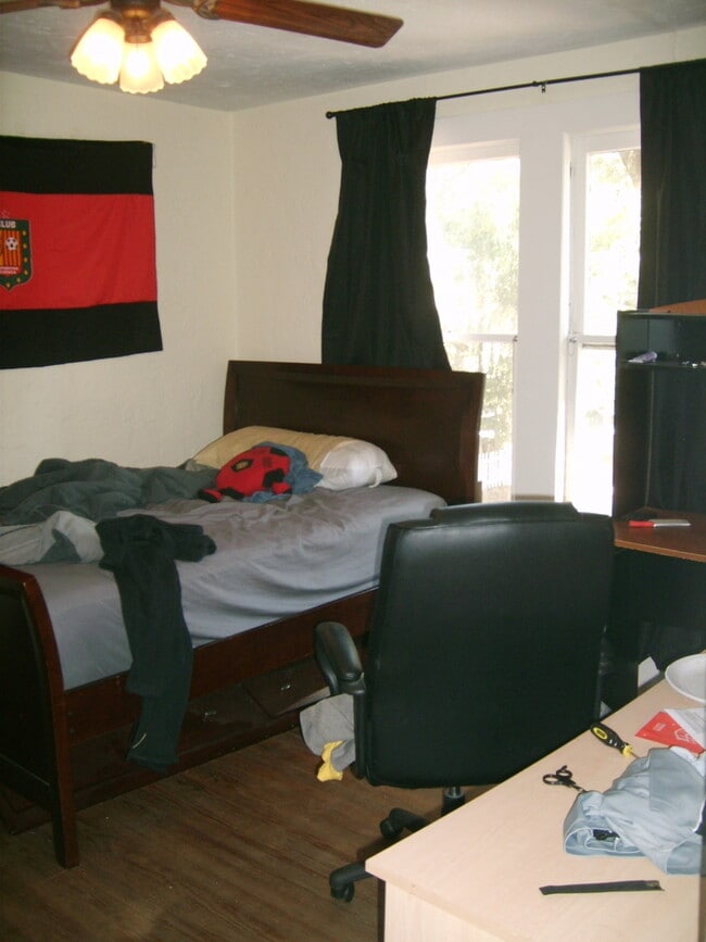 Building Photo - Huge 3 Bedroom, 1 Bathroom Apartment Steps From UF in Fifth Avenue