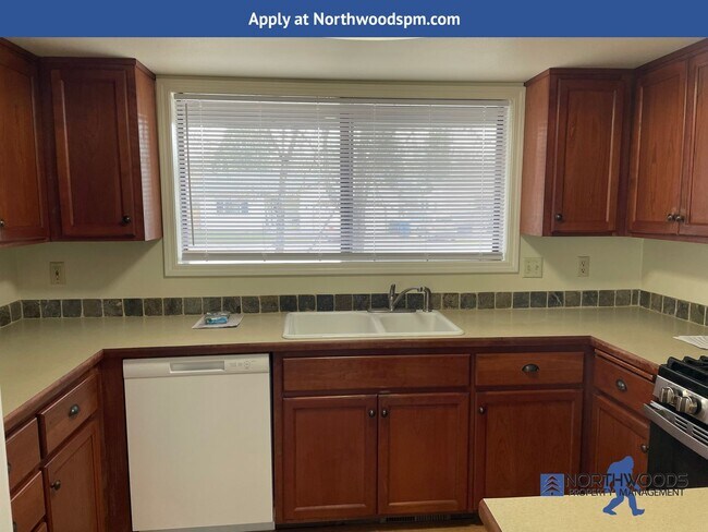 Building Photo - Beautiful Butte Creek View-3 Bedroom 2 Bat...