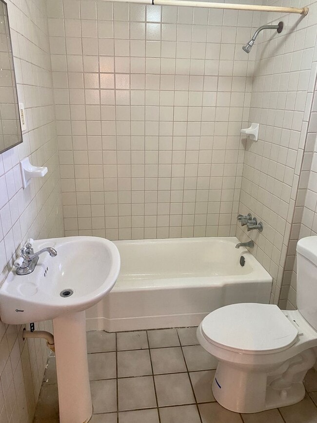 Building Photo - Amazing, Private 1/1 Located In Clearwater