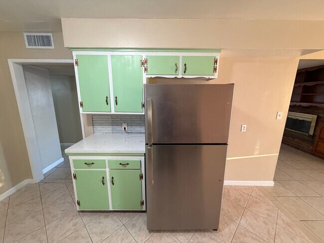 Building Photo - Affordable 3 BD 2 BA house in SW Bakersfield on a corner lot