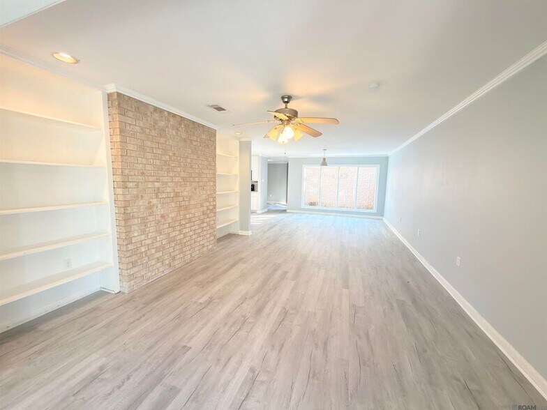 Building Photo - 15826 New Market Dr